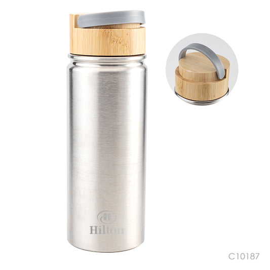 Botella ecológica para regalos empresariales con tapa de bambú. Se puede personalizar con logo utilizando grabado láser fibra.