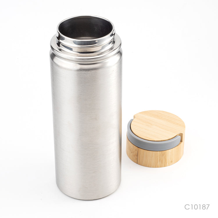 Botella ecológica para regalos empresariales con tapa de bambú. Se puede personalizar con logo utilizando grabado láser fibra.