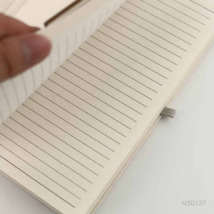 Cuaderno porta celular fabricado a partir del reciclado de envases de leche. También, tiene un detalle en bambú. Se puede personalizar con un logotipo grabado en láser.