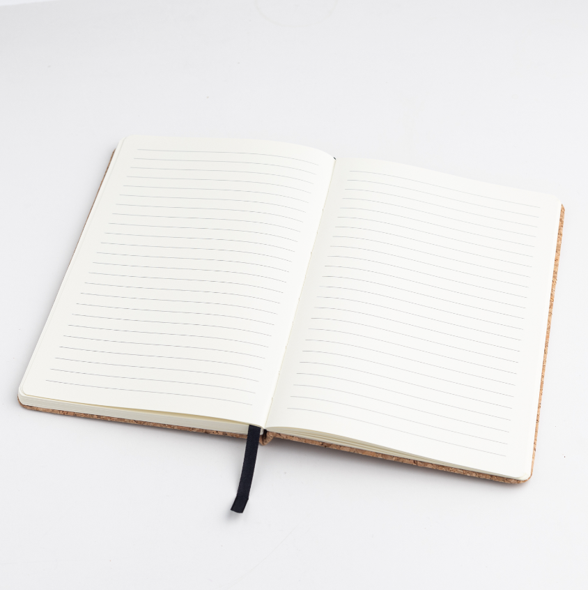 Cuaderno fabricado con hojas recicladas y corcho. Se puede personalizar con un logotipo impreso en UV