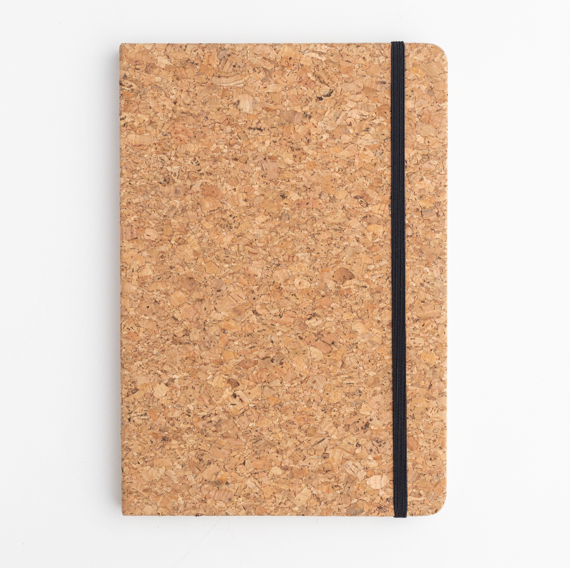 Cuaderno fabricado con hojas recicladas y corcho. Se puede personalizar con un logotipo impreso en UV