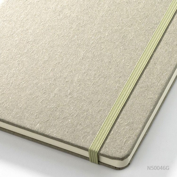 Cuaderno ecológico fabricado con papel de hierba en tapa y contratapa. Se puede personalizar con un logotipo impreso en UV