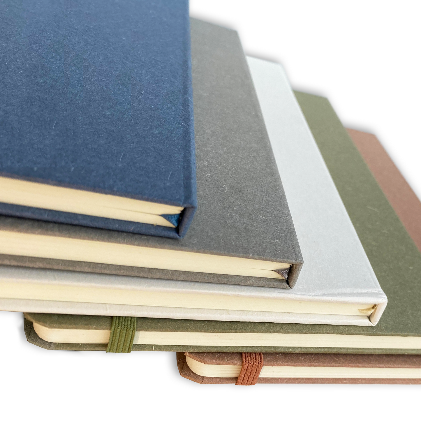Cuaderno ecológico fabricado con papel de hierba en tapa y contratapa. Se puede personalizar con un logotipo impreso en UV