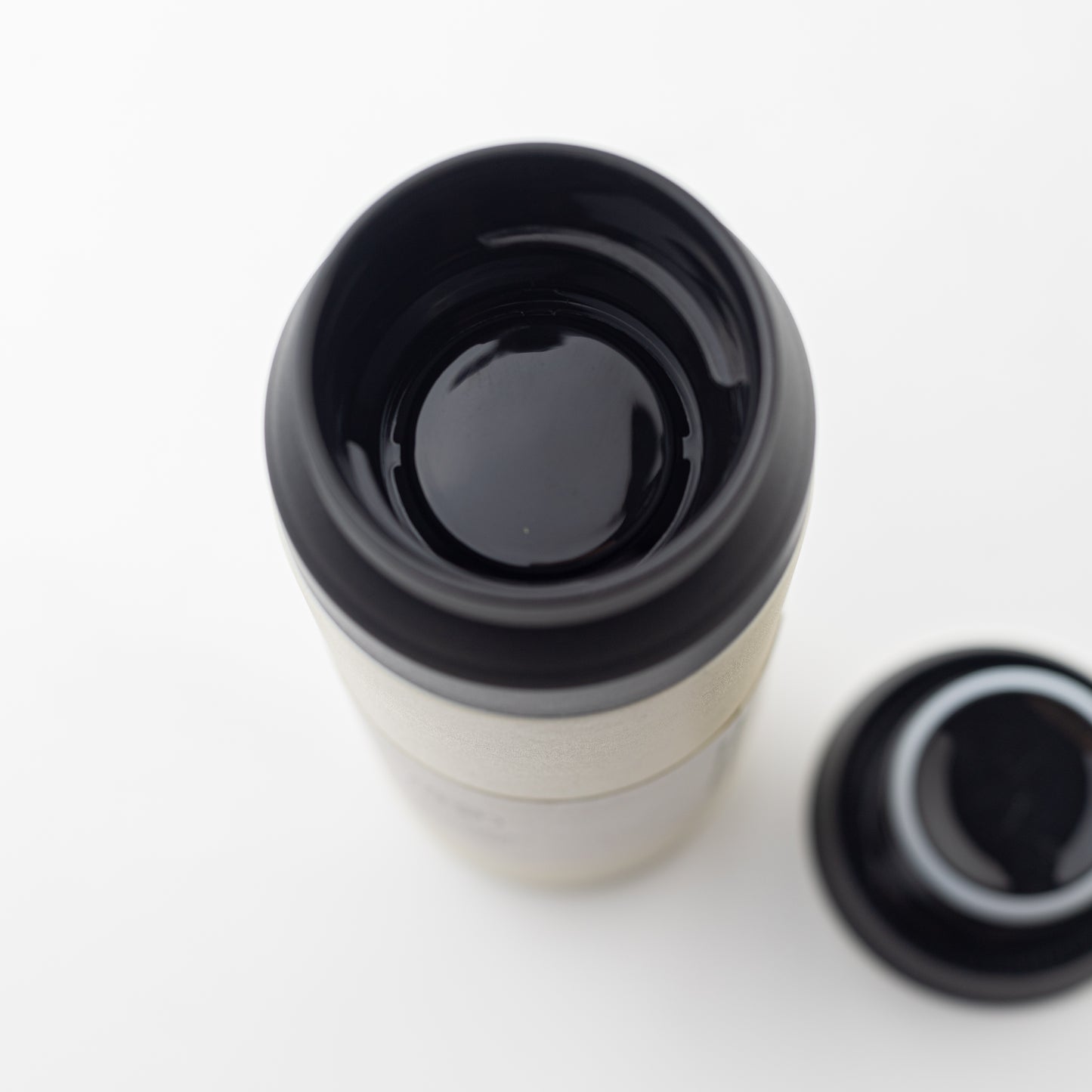 Detalle botella térmica con acero reciclado. Para regalos para empresas se puede personalizar con logo utilizando grabado láser a la botella o grabado a la tapa