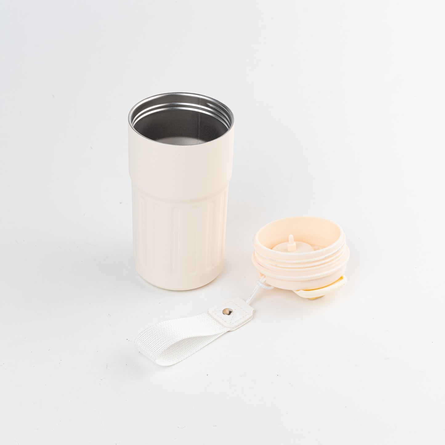 Detalle de vaso térmico inteligente que tiene una tapa con display para saber la temperatura interna del mismo. Para regalos empresariales personalizados puede tener un logo grabado