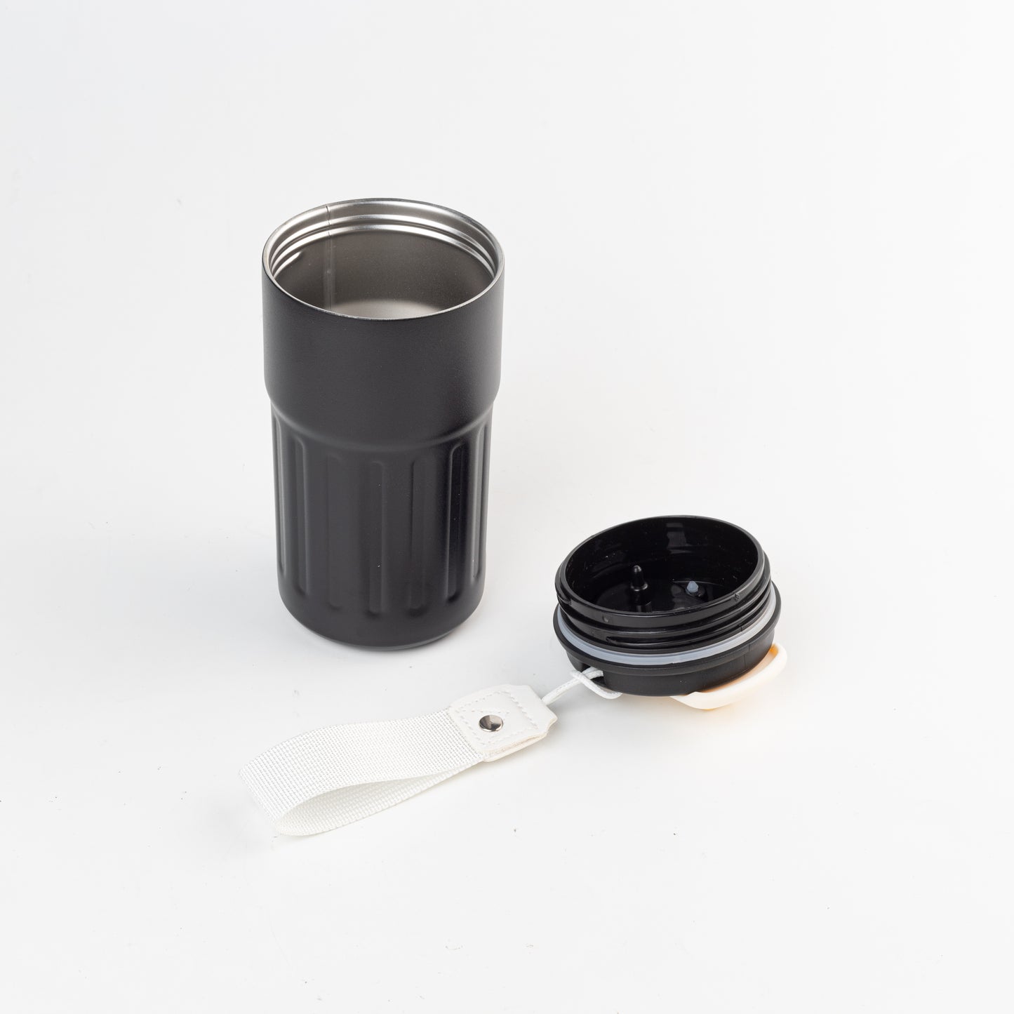 Detalle de vaso térmico inteligente que tiene una tapa con display para saber la temperatura interna del mismo. Para regalos empresariales personalizados puede tener un logo grabado
