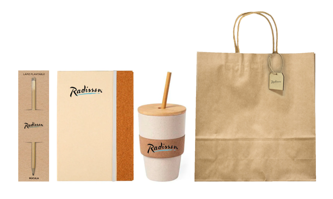 Kit ecológico, incluye un lápiz plantable, un cuaderno, un vaso y una bolsa de papel kraft, todos personalizados con un logotipo.
