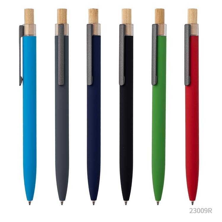 Lapiceras de aluminio con detalle de bambú. Para regalos empresariales se pueden personalizar con un logo.