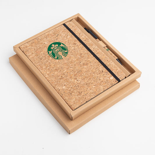 Set Cuaderno y Lapicera fabricado con hojas recicladas y corcho. Incluye estuche en cartón eco kraft. Se puede personalizar con un logotipo impreso en UV