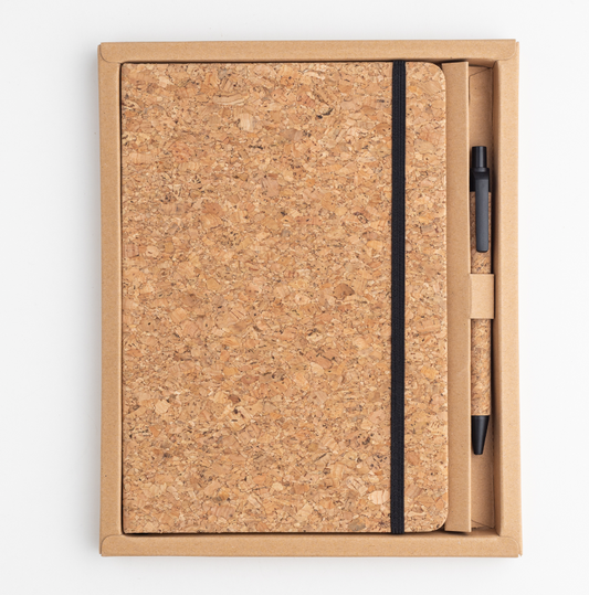 Set Cuaderno y Lapicera fabricado con hojas recicladas y corcho. Incluye estuche en cartón eco kraft. Se puede personalizar con un logotipo impreso en UV