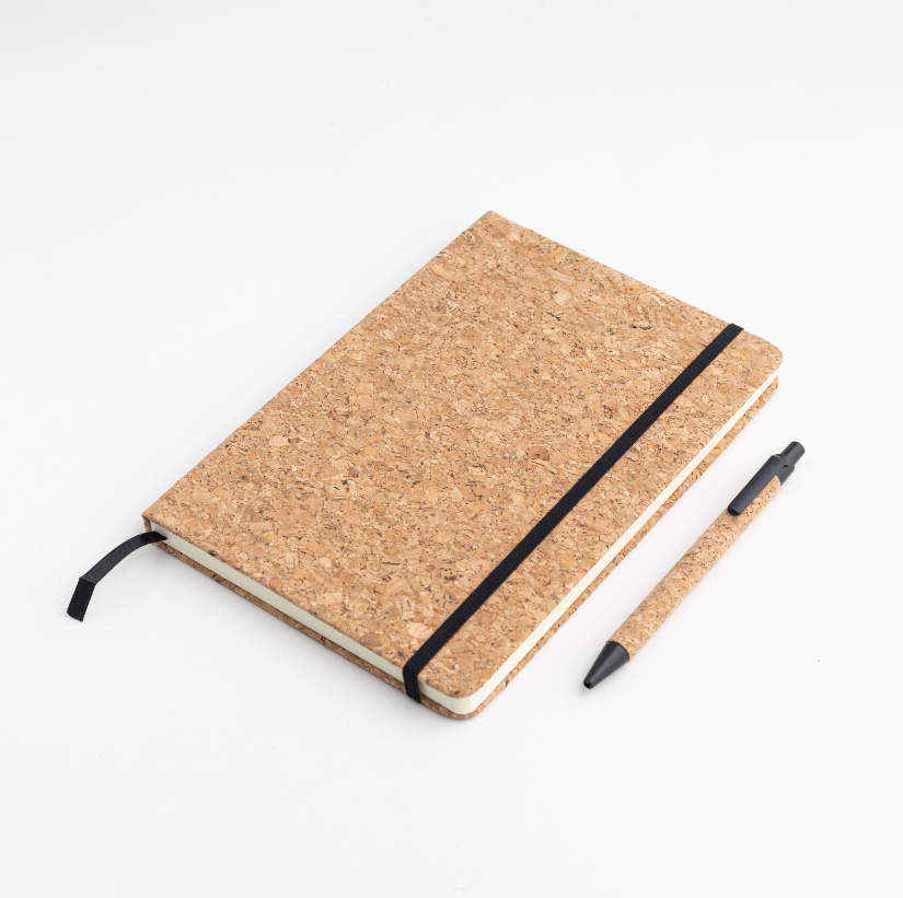 Set Cuaderno y Lapicera fabricado con hojas recicladas y corcho. Se puede personalizar con un logotipo impreso en UV