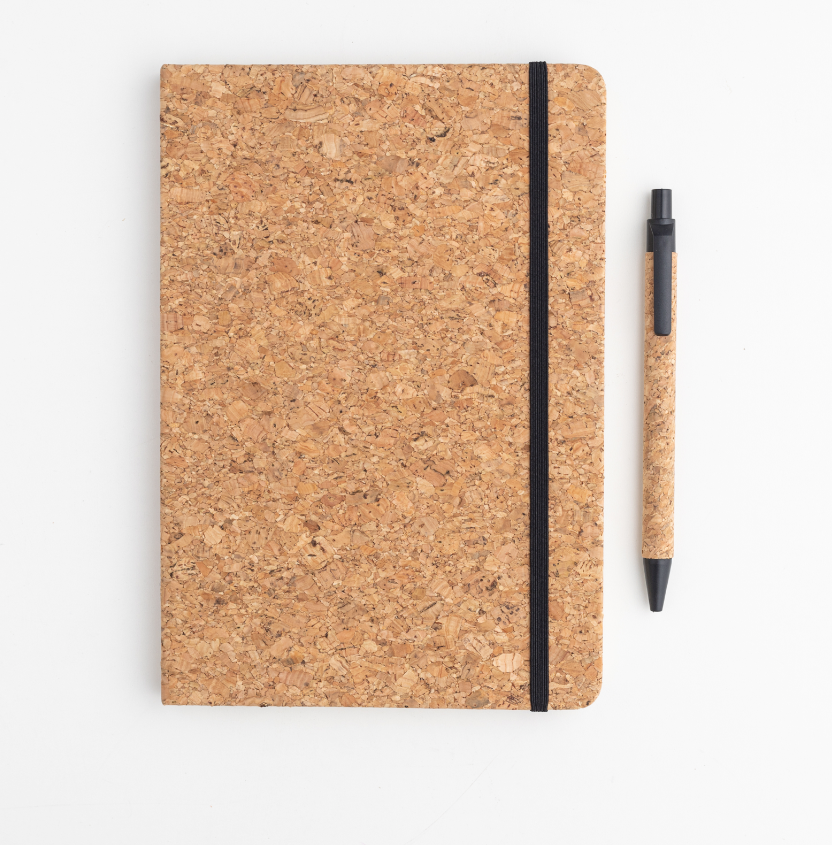 Set Cuaderno y Lapicera fabricado con hojas recicladas y corcho. Se puede personalizar con un logotipo impreso en UV