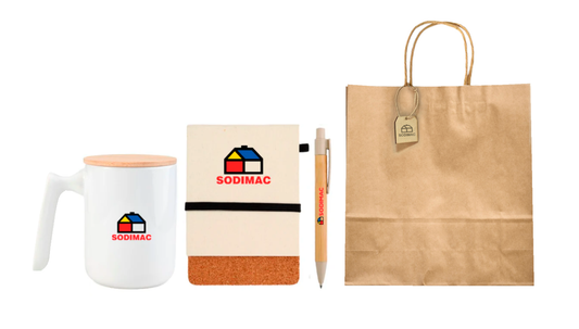 Set con materiales ecológicos que incluye una taza una libreta una lapicera y una bolsa de papel kraft , todos personalizados con logo