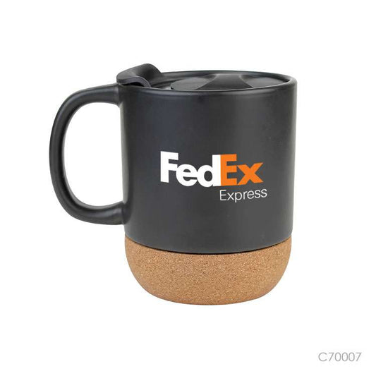 Taza de cerámica con base de corcho y una tapa aislante. Puede personalizarse para regalos empresariales con un logo.