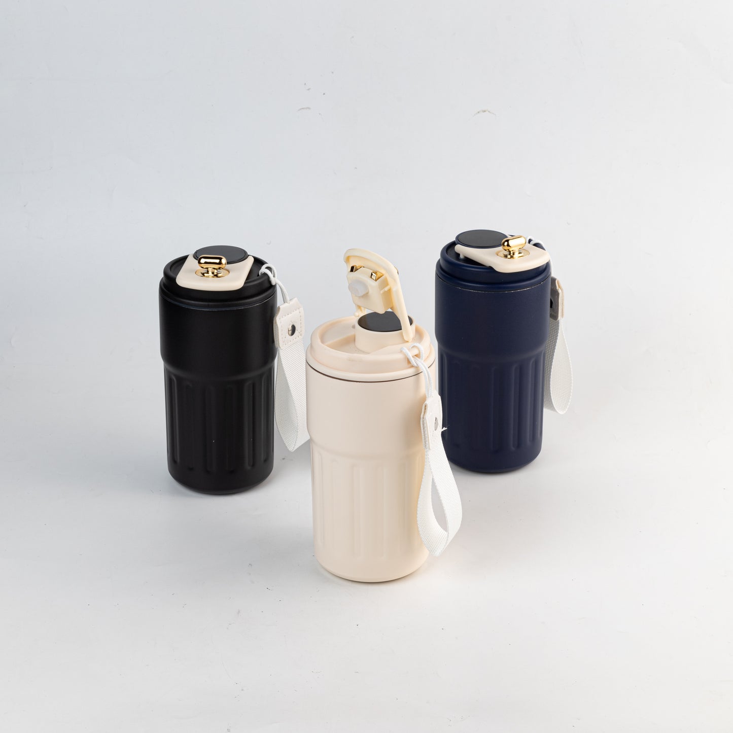 Vaso térmico inteligente que tiene una tapa con display para saber la temperatura interna del mismo. Para regalos empresariales personalizados puede tener un logo grabado