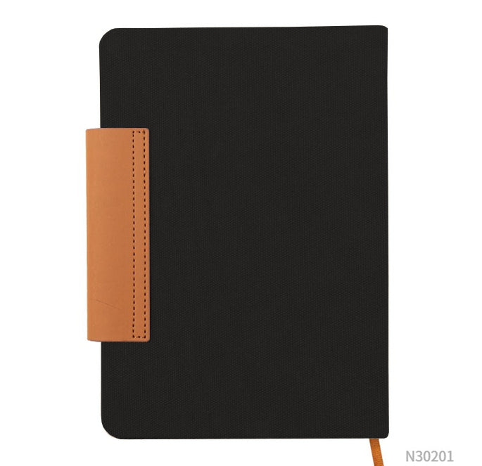 Cuaderno A5 en tela ecológica detalle en PU eco cuero. Puede personalizarse, para regalos promocionales, con un logotipo impreso en 1 tinta o con grabado láser.