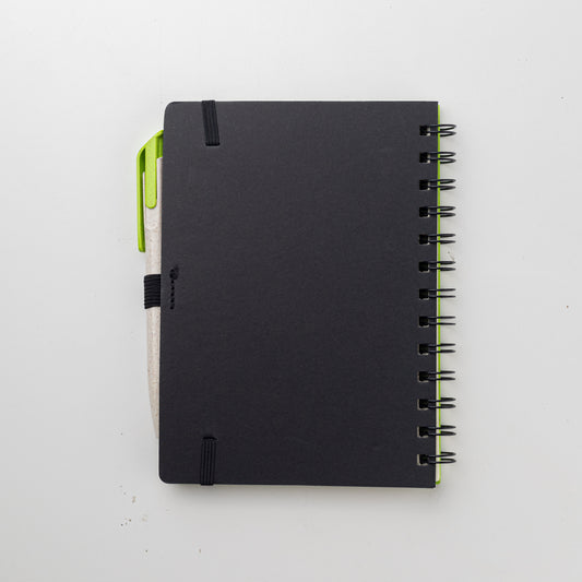 Set para regalo empresarial. Contiene un cuaderno con tapa hecha a base de trigo y una lapicera que también tiene un material elaborado con trigo