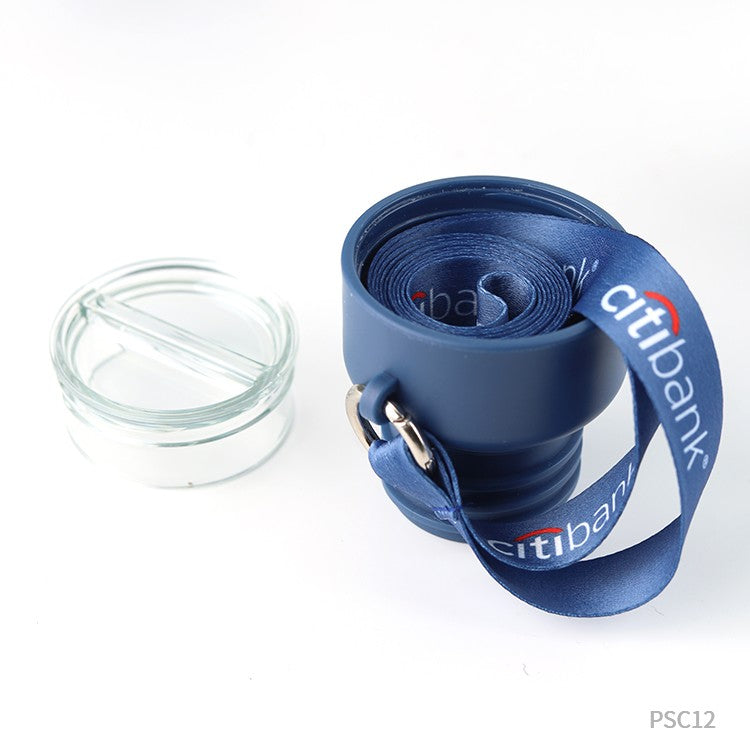 Detalle de Botella multifunción. La botella Puede personalizarse, para regalos empresariales, con un logotipo grabado en el cuerpo de la misma.