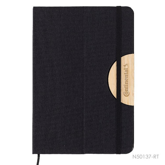 Cuaderno porta celular de tela R-PET y detalle en bambú, disponible en colores gris o negro. Logotipo en grabado láser en la tapa.