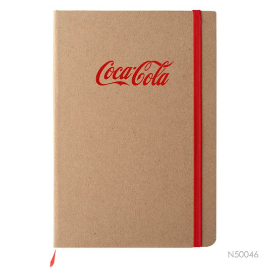 Cuaderno con tapa de cartón kraft. Disponible en colores verde, negro, azul y rojo. Se puede personalizar con un logotipo impreso en UV