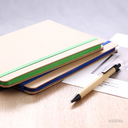 Cuaderno con tapa de cartón kraft. Disponible en colores verde, negro, azul y rojo. Se puede personalizar con un logotipo impreso en UV