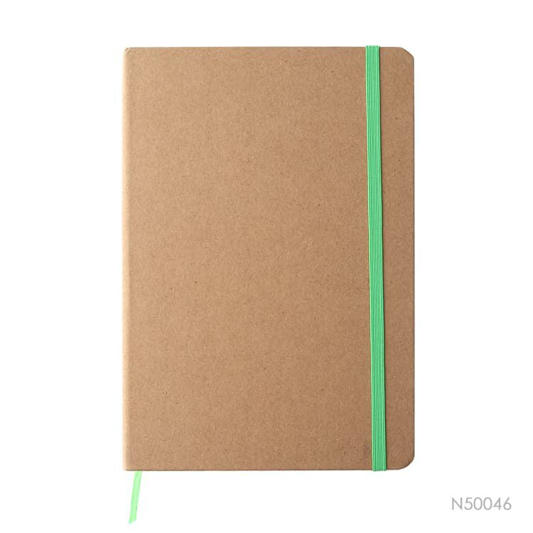 Cuaderno con tapa de cartón kraft. Disponible en colores verde, negro, azul y rojo. Se puede personalizar con un logotipo impreso en UV