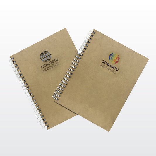 Cuadernola con tapa de madera y contratapa de cartón, puede ser un producto personalizado utilizando impresión UV, calado o grabado láser.