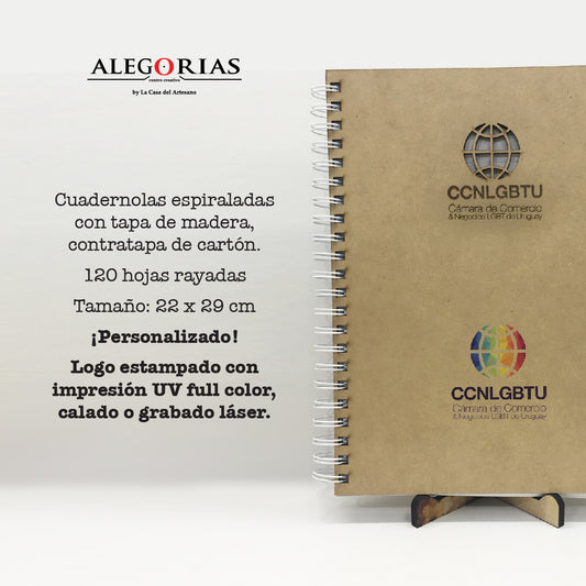 Cuadernola con tapa de madera y contratapa de cartón, puede ser un producto personalizado utilizando impresión UV, calado o grabado láser.