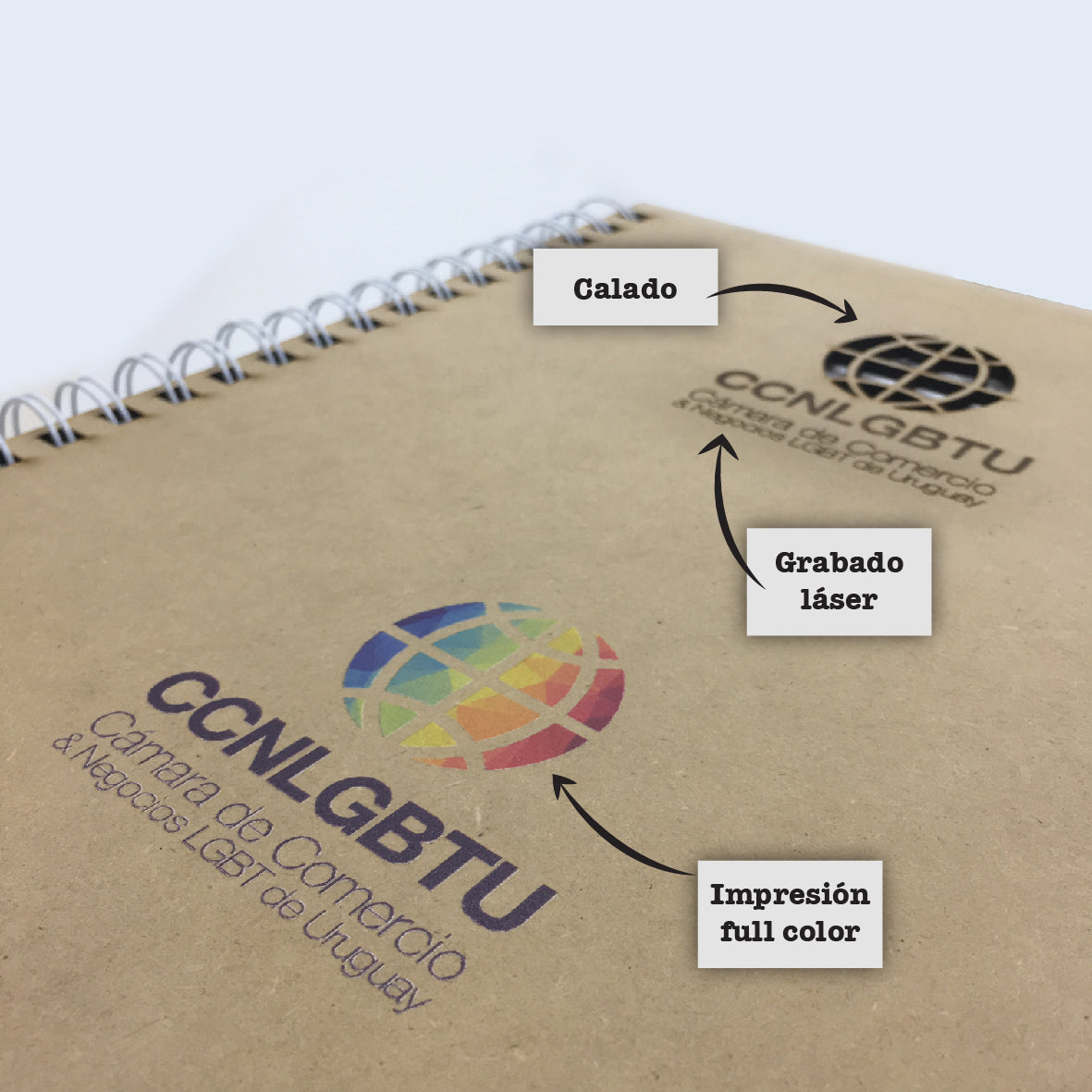 Cuadernola con tapa de madera y contratapa de cartón, puede ser un producto personalizado utilizando impresión UV, calado o grabado láser.