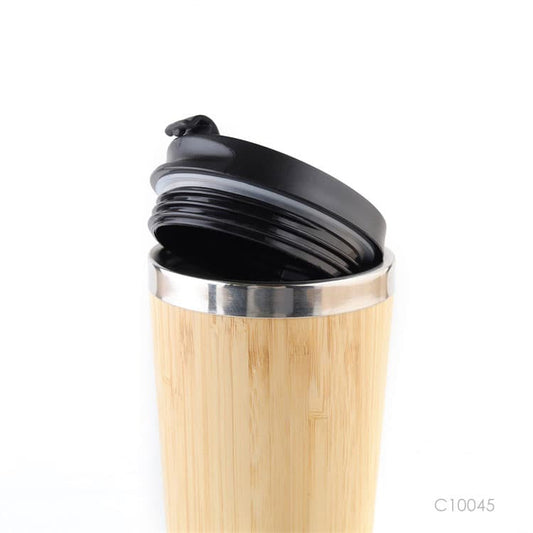 Detalle vaso con bambú para regalos empresariales. Se puede personalizar con un logo utilizando grabado láser.