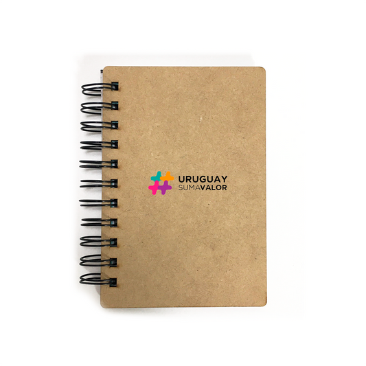 Libreta A6 con tapa de madera con logo y contratapa de cartón ecológico. En la tapa se puede personalizar con Impresión UV, calado o grabado láser.