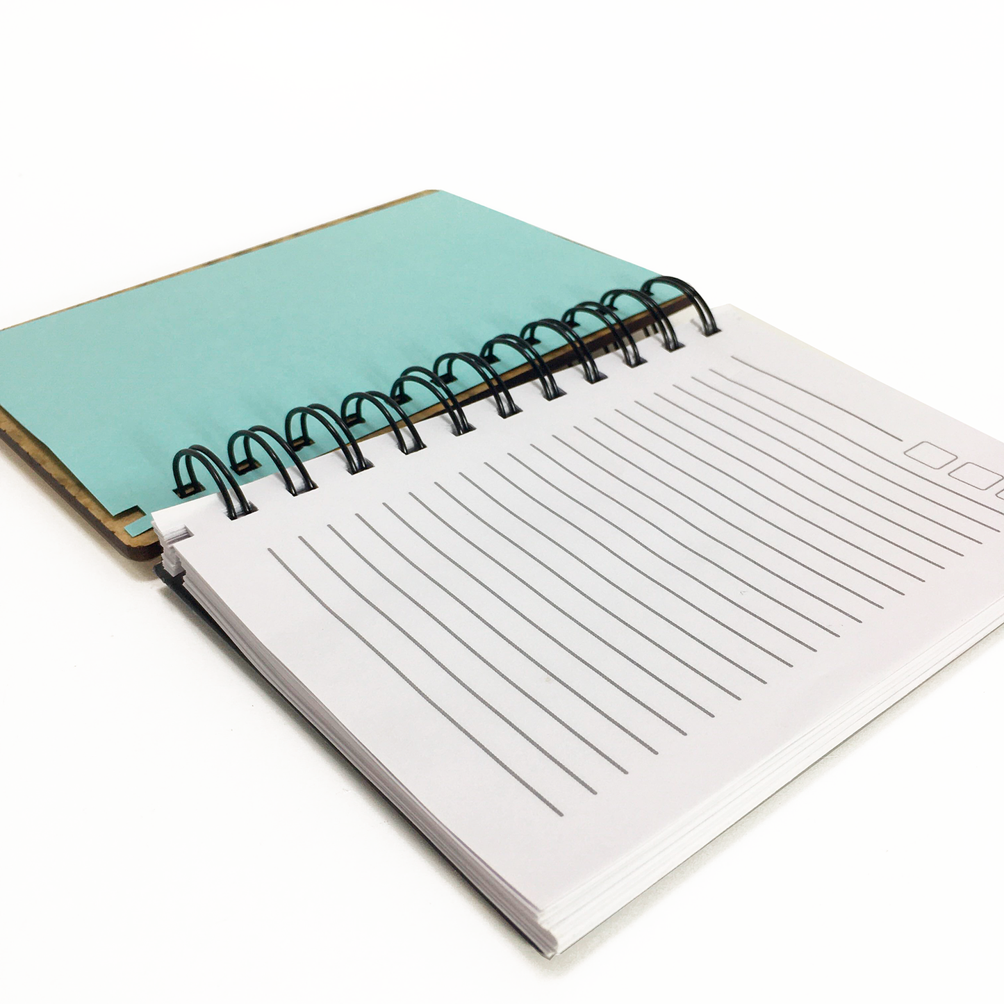 Libreta A6 con tapa de madera con logo y contratapa de cartón ecológico. En la tapa se puede personalizar con Impresión UV, calado o grabado láser.