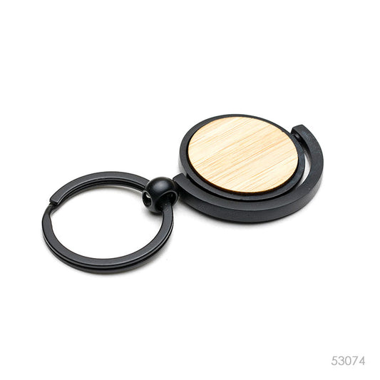 Llavero de bambú y metal con un logo.