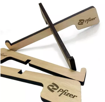 Soportes de notebook. Uno está armado y el otro no