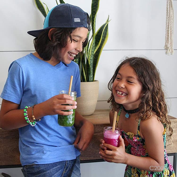 Sorbito de bambú que forma parte de un set. Para regalos empresariales se puede personalizar con un logo utilizando impresión UV o grabado láser.