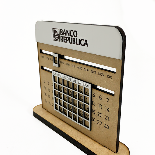 Calendario Golden de madera. Logo personalizado, regalo empresarial.