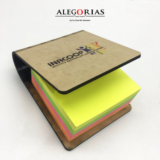 Libreta Jaspe Post It con tapa de madera que puede personalizarse el logo con impresión UV, calado o grabado láser. Regalo empresarial.