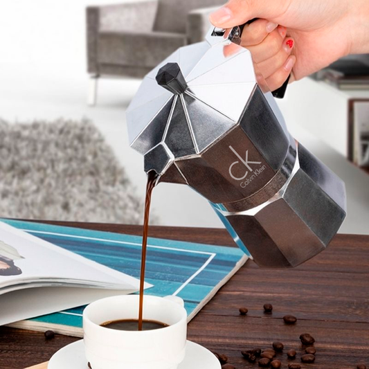 Cafetera italiana. Para regalos empresariales se puede personalizar con un logo utilizando grabado láser