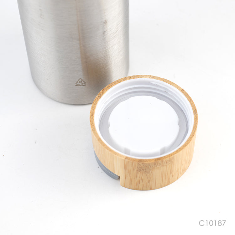 Detalle botella ecológica para regalos empresariales con tapa de bambú. Se puede personalizar con logo utilizando  grabado láser fibra. 