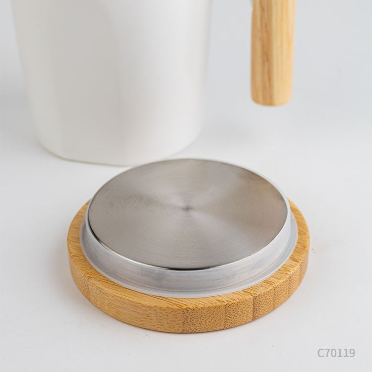 Detalle taza de cerámica con asa y tapa de bambú. Para regalos empresariales se puede personalizar con un logo utilizando Impresión UV.