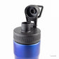Detalle de botella de acero reciclado. Para regalos empresariales puede tener un logo con grabado láser fibra. Disponible en Negro, Azul, Rojo y Plata. 