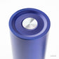 Detalle de botella de acero reciclado. Para regalos empresariales puede tener un logo con grabado láser fibra. Disponible en Negro, Azul, Rojo y Plata. 