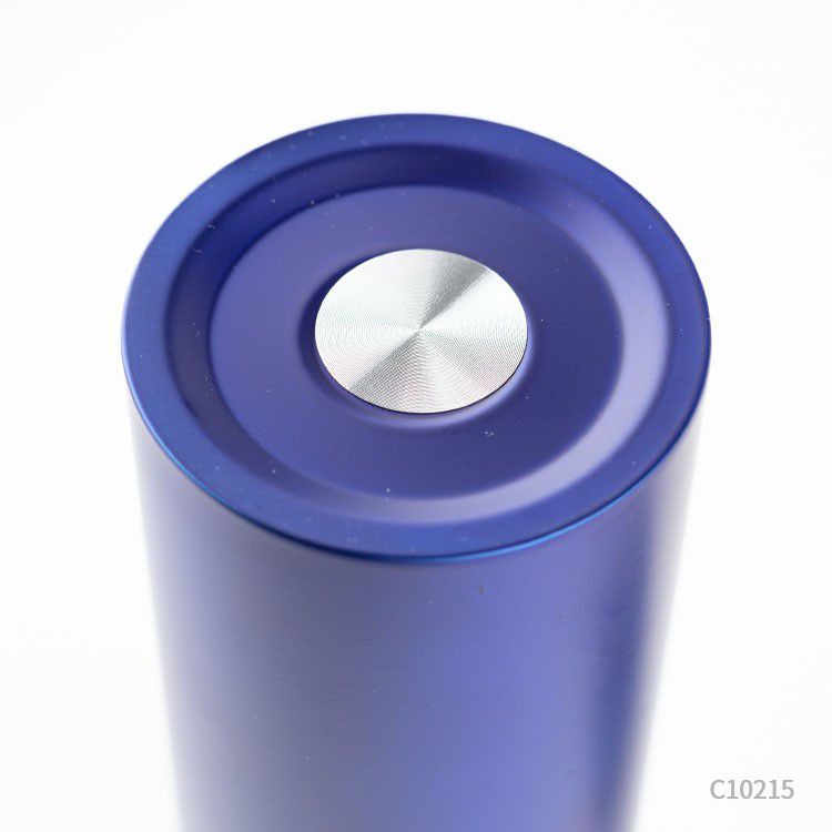 Detalle de botella de acero reciclado. Para regalos empresariales puede tener un logo con grabado láser fibra. Disponible en Negro, Azul, Rojo y Plata. 