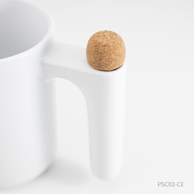 Detalle taza de cerámica personalizada con stick revolvedor. Puede personalizarse para regalos empresariales con un logo.