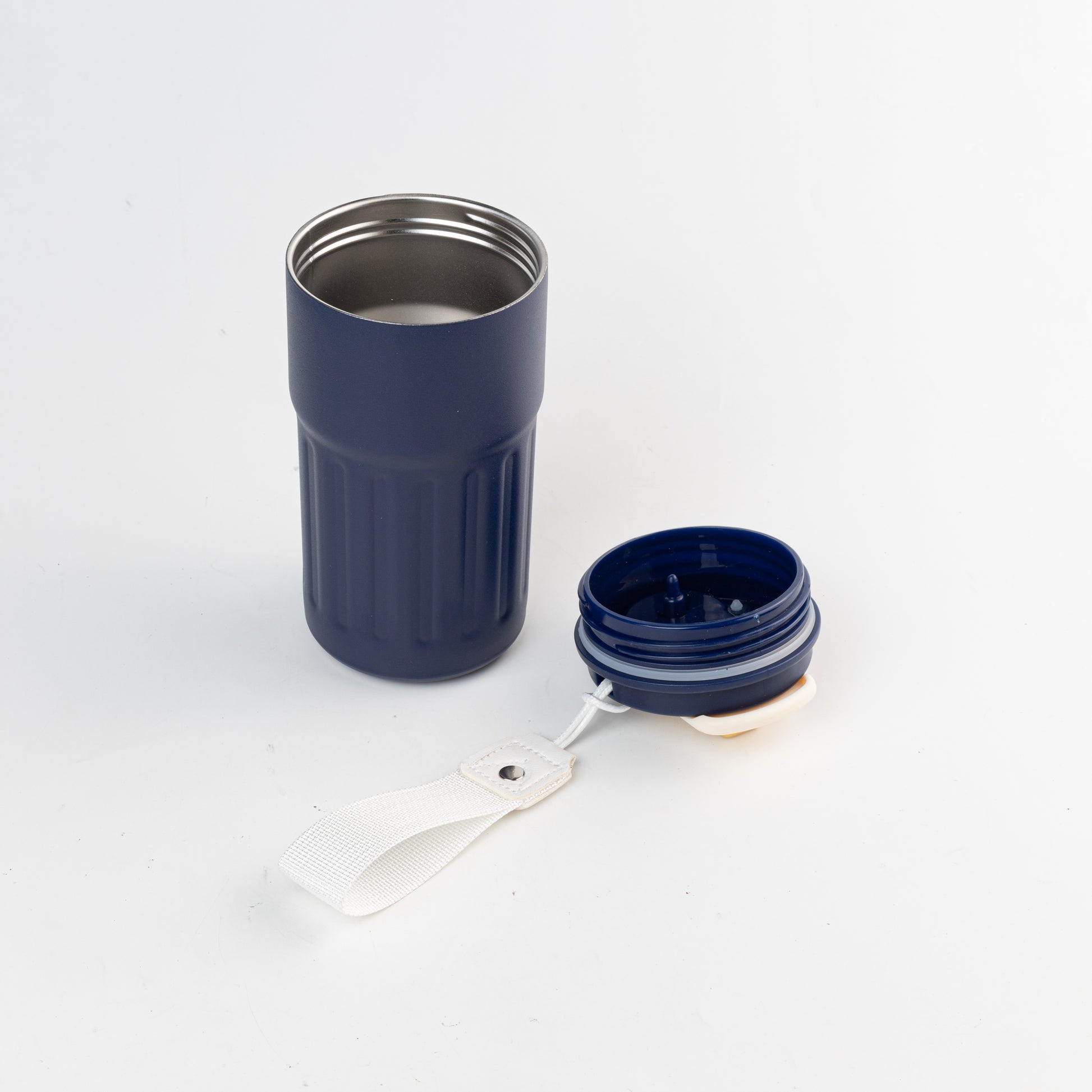 Detalle de vaso térmico inteligente que tiene una tapa con display para saber la temperatura interna del mismo. Para regalos empresariales personalizados puede tener un logo grabado