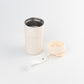 Detalle de vaso térmico inteligente que tiene una tapa con display para saber la temperatura interna del mismo. Para regalos empresariales personalizados puede tener un logo grabado