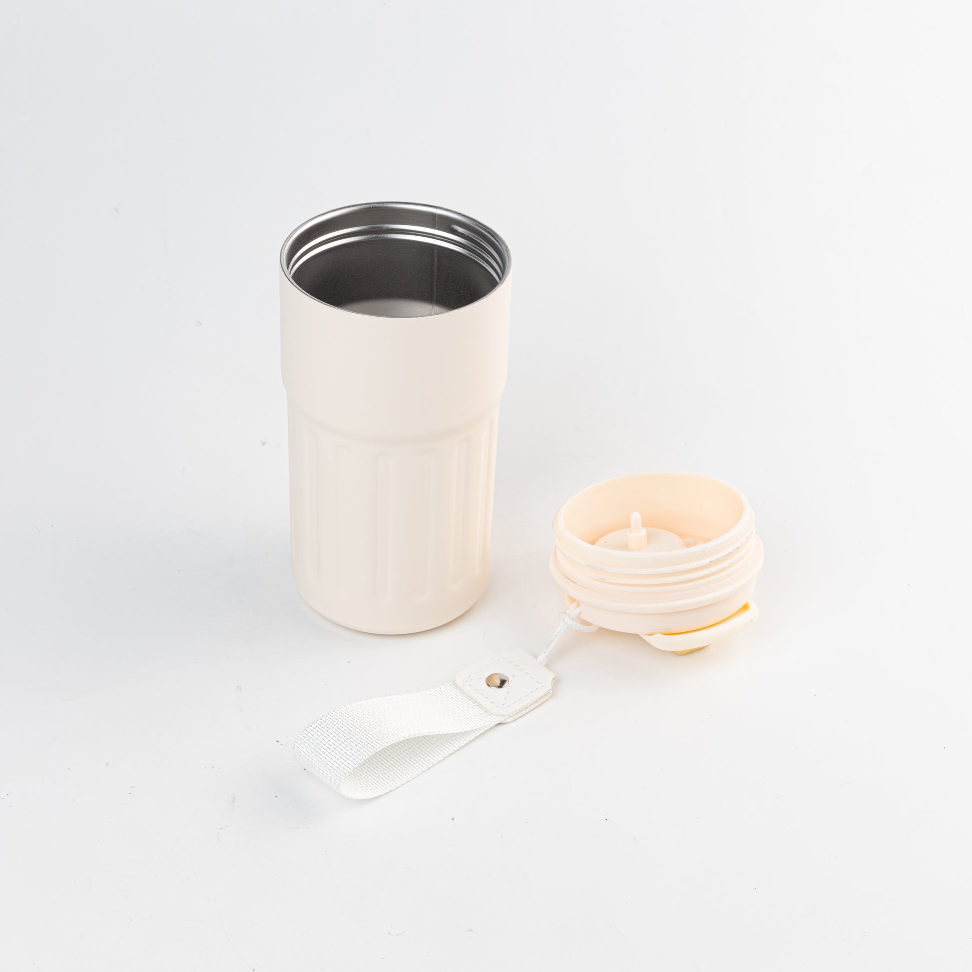 Detalle de vaso térmico inteligente que tiene una tapa con display para saber la temperatura interna del mismo. Para regalos empresariales personalizados puede tener un logo grabado