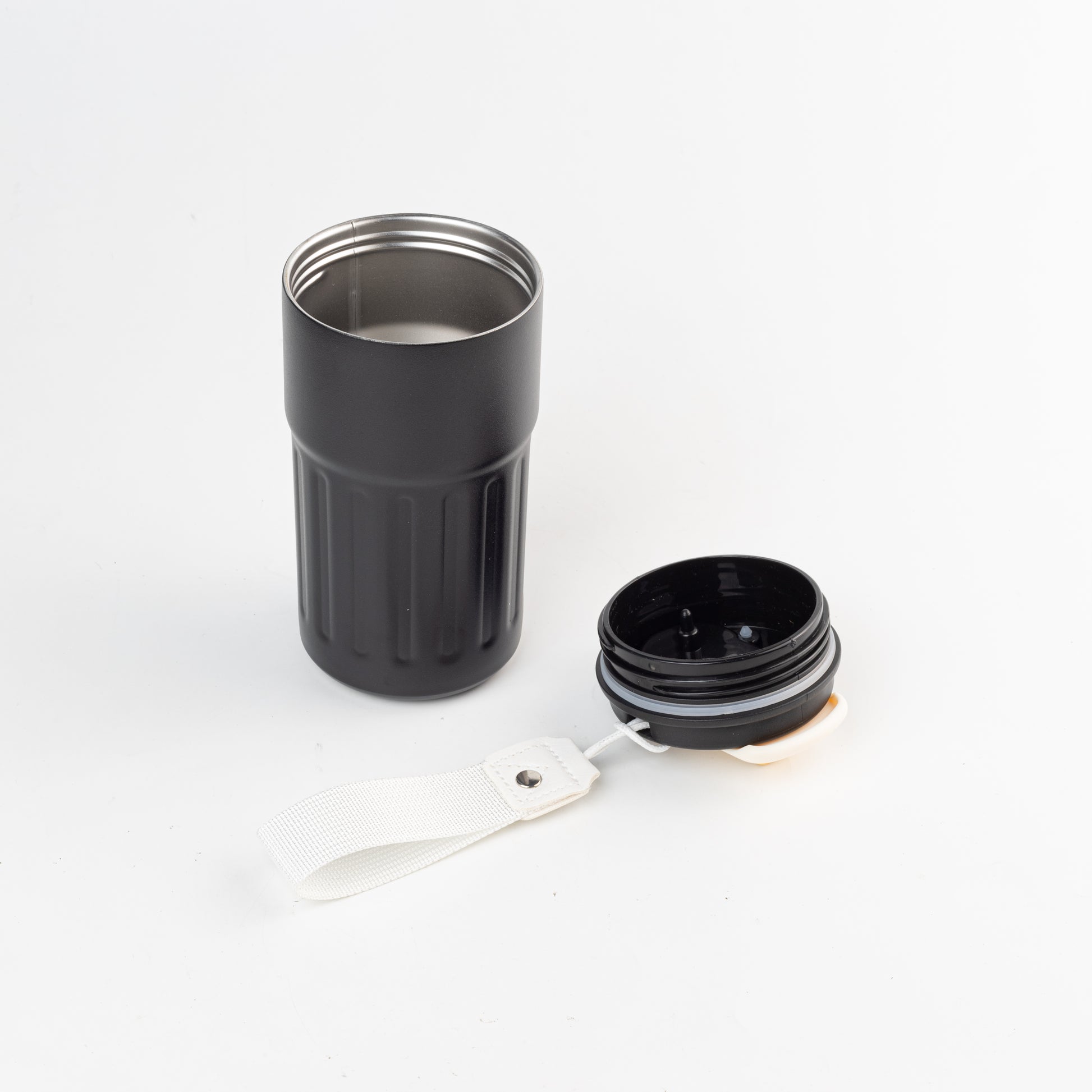 Detalle de vaso térmico inteligente que tiene una tapa con display para saber la temperatura interna del mismo. Para regalos empresariales personalizados puede tener un logo grabado