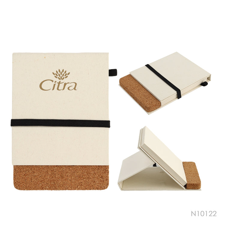 Libreta portacelular hecha en buena medida con envases de leche reciclados. También, tiene un detalle en corcho. 