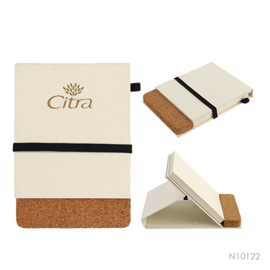 Libreta portacelular hecha en buena medida con envases de leche reciclados. También, tiene un detalle en corcho. 